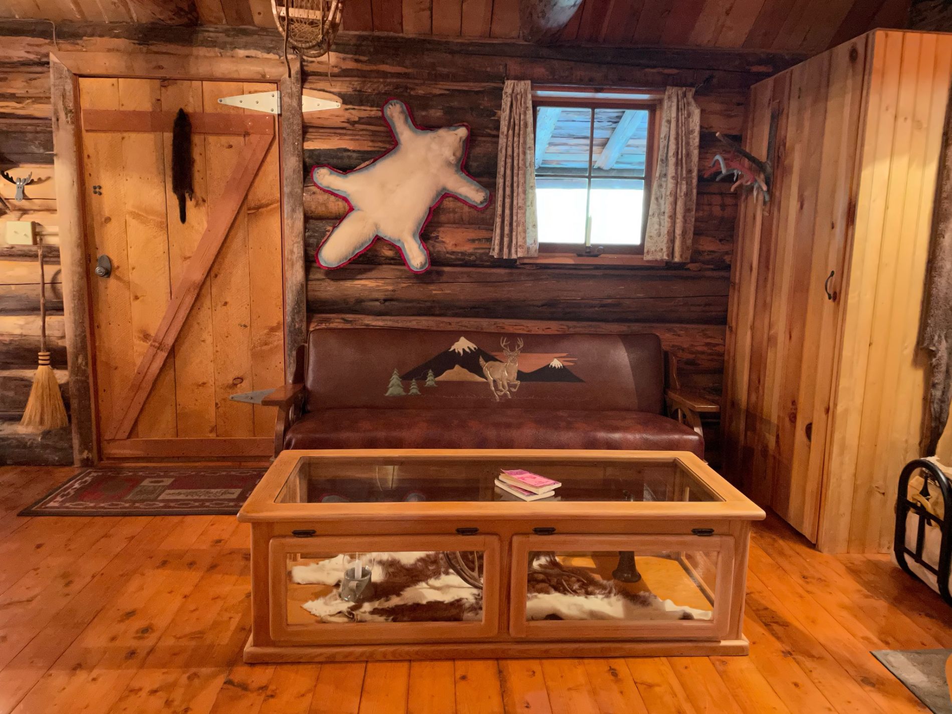 Privacy enclosure on right